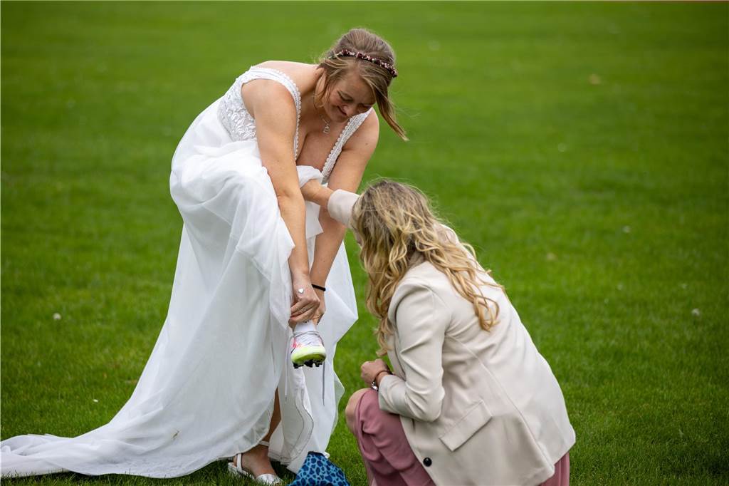 Brüder zelebrieren Hochzeit von Ramona und Matthias Schnatmann Als Gag musste Ramona Schnatmann auch noch einmal die Fußballschuhe anziehen.