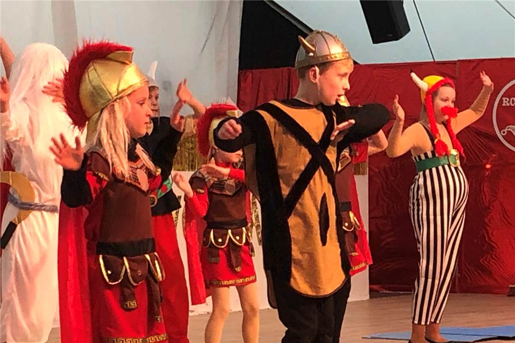 Das sind die neuen Preisträger der Meritenmedaille Als Gallier und Römer waren die RRZ-Kids bei ihrem Tanz verkleidet.