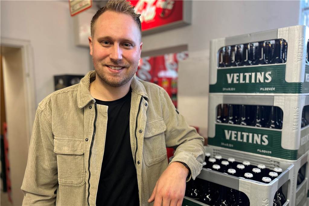 Simon Lemberg lehnt sich an Veltins-Kisten.