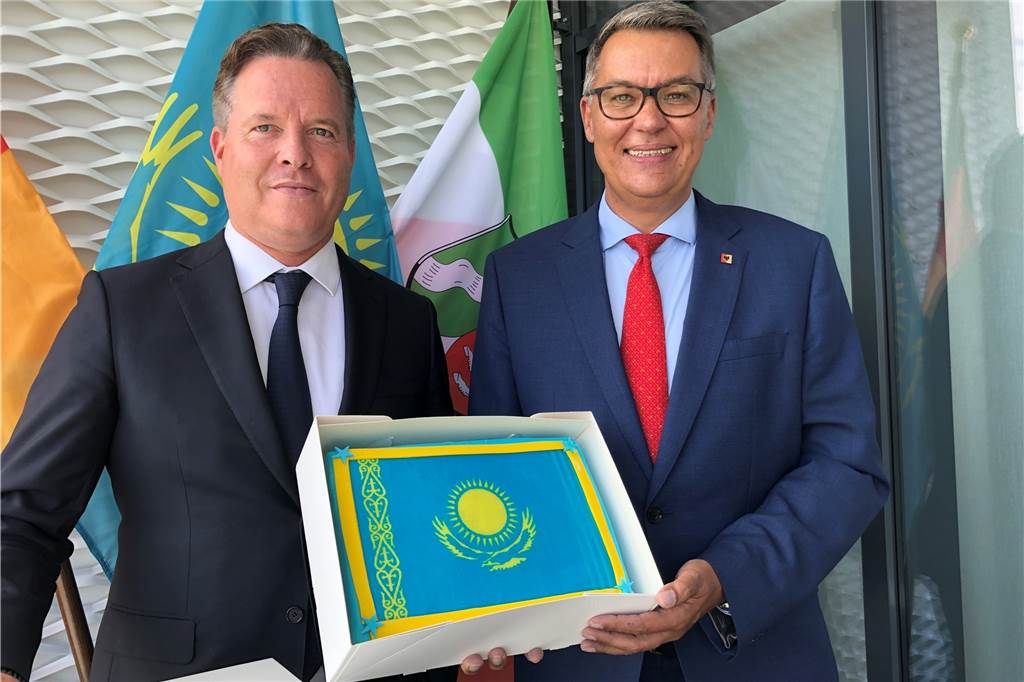 Dortmunder ist jetzt Honorarkonsul von Kasachstan Als Geschenk zu seiner Ernennung als Honorarkonsul von Kasachstan überreichte der Oberbürgermeister von Dortmund, Thomas Westphal (r.), dem Wilo-Chef Oliver Hermes (l.) eine mit den Nationalfarben Kasachstans verzierte Torte aus dem Schürener Backparadies.