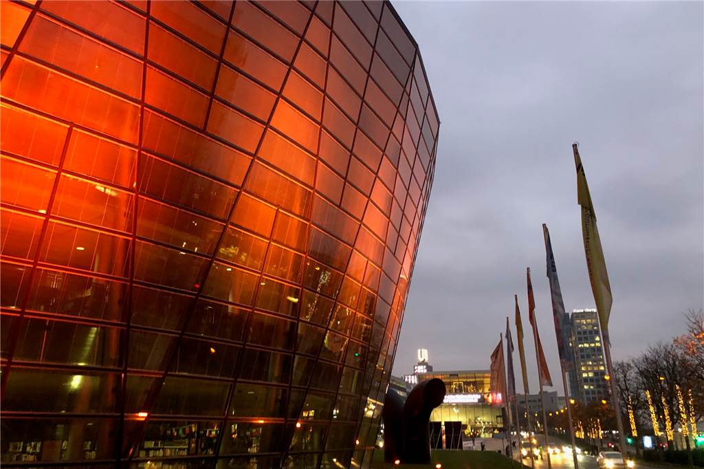 Entrée zur Stadt: Museumschef wünscht sich einen Wow-Effekt für Katharinenviertel Als „gläserne Wolke“ ragt der Ende der 90er-Jahre eröffnete Bibliotheksbau von Star-Architekt Mario Botta in Richtung Bahnhofsvorplatz in Dortmund. Davor soll in Zukunft mehr geboten werden als „verbrannter Rasen“.