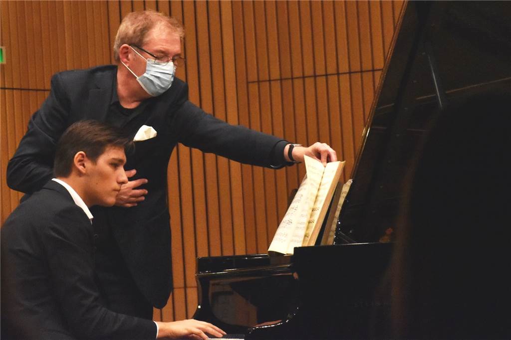 Beethoven wird 250 - Junge Lüner Musik-Talente lassen ihn hoch leben Als grandiosen Auftakt präsentierte der 17-jährige Luca Aaron Vazgec Beethovens Sonate C-Dur op. 2.