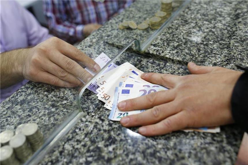 Türkische Lira fällt auf Rekordtief Als Gründe für den starken Wertverfall der türkischen Währung gelten ein starker Anstieg der Inflation sowie die Sorge der Finanzmärkte vor einer wachsenden Kontrolle der Notenbank des Landes durch den Präsidenten. Foto: Sedat Suna/EPA
