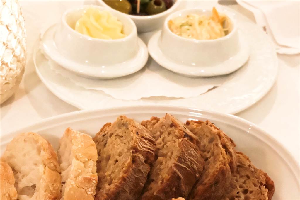 Als Gruß aus der Küche gab es vorab drei Sorten knackiges Brot mit Oliven und zwei Aufstrichen.