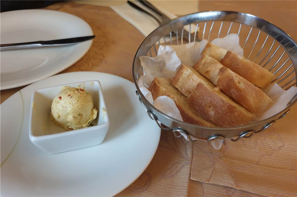Im Martins werden die Röstkartoffeln zum heimlichen Star des Hauptgangs Als Gruß aus der Küche gibt es frisches Brot mit Kräutercreme.