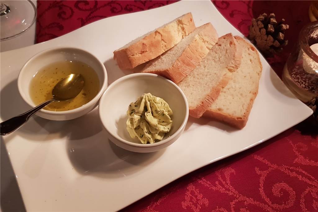 Ein Hauch von Sterne-Küche im Dorfgasthof Wissing Als Gruß aus der Küche wird selbstgebackener Bauernstuten mit gewürztem Olivenöl und hausgemachter Kräuterbutter serviert.