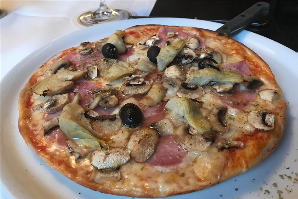 Bei Il Carciofo in der Castroper Altstadt gibt es italienisches Familien-Flair Als Hauptspeise eine klassische Pizza Capricciosa.