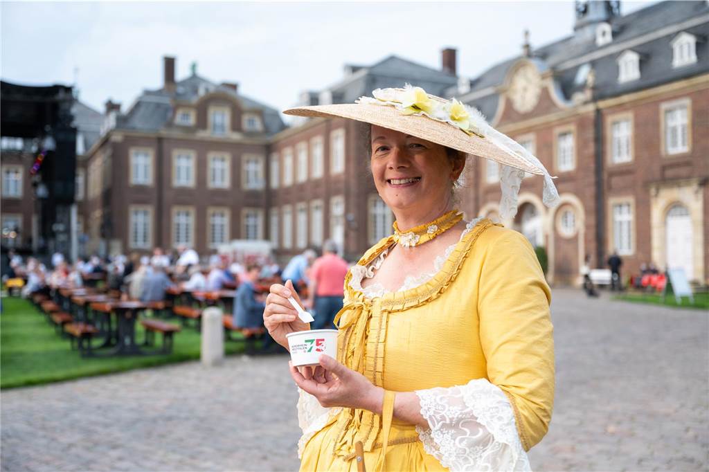 Bundespräsident in Nordkirchen: Der Coesfelder Landrat war nur Zaungast Als Hofräthin Levenhagen führt Dr. Birgit Beisch Gäste durch das Schloss. Auch dem Bundespräsidenten hätte sie gern einige Anekdoten zum Schloss erzählt.
