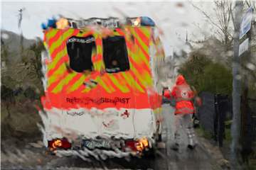 Als ihr Mann in den Krankenwagen gebracht wurde (hier ein Symbolbild), durfte sich Monika Buntrock dem Wagen nicht nähern.