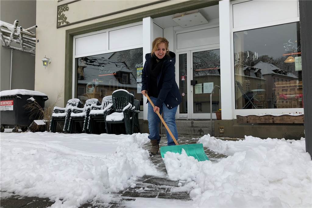 Schneefall und Winterdienst: Eigentümer oder Mieter sind in der Pflicht Als Inhaberin eines Geschäftslokals muss Oya Soyigitt in Fröndenberg die Zuwege zum Eingang selbst räumen. Der Marktplatz wird durch die Stadtwerke Fröndenberg Wickede weitgehend von Schneemassen befreit.