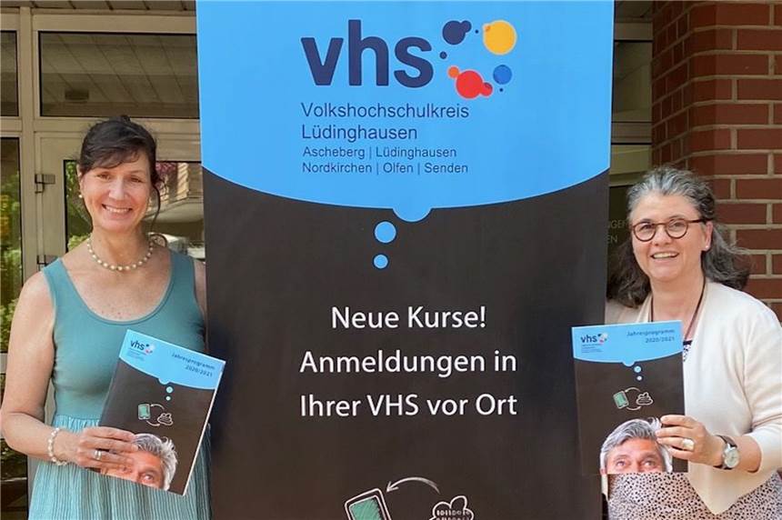 VHS verschiebt Semesterstart, Musikschule setzt auf digitale Lösungen Als Irmgard Laermann (l.) und Andrea Bauhus das neue Programm vorstellten, konnten sie nicht ahnen, dass der Semesterstart verschoben werden muss.