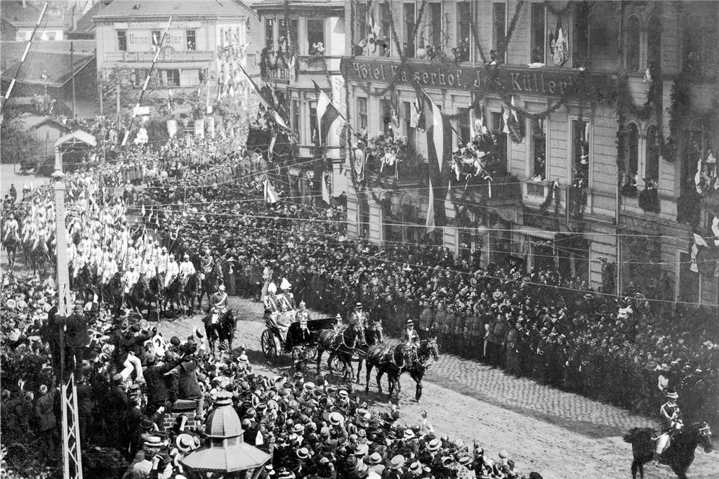 Hafen wird 120 Jahre – mit historischen Fotos vom Kaiserbesuch und einer riesigen Attrappe Als Kaiser Wilhelm durch die Stadt zog, säumten Tausende die Straßen – hier am Burgtor.