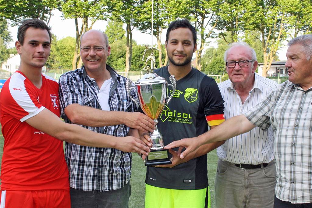 Als Kapitän führte Dennis Dannemann (l.) die SG Castrop zu Turniererfolgen beim Sommercup des SV Wacker Obercastrop, hier bei der Siegerehrung 2017 mit (v.l.): Thomas Stiebitz (damals Vorsitzender SV Wacker Obercastrop), Özgür Cetinbag (Kapitän Fortuna Herne) sowie Theo Schürhoff (Geschäftsführer SV Wacker Obercastrop) und Robert Mathis (Spartenleiter Fußball).
