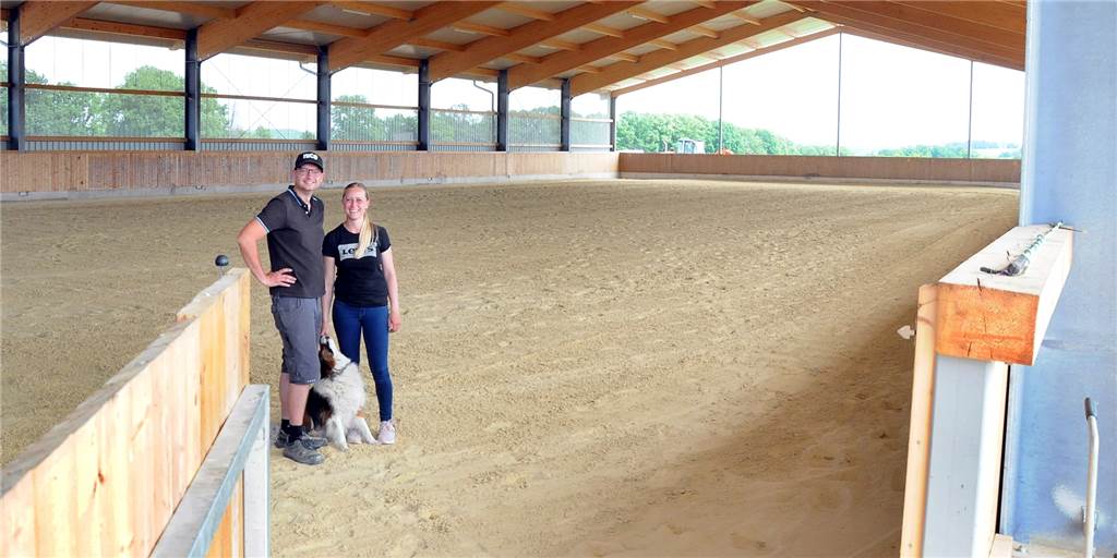 Als Kernstück des künftigen Ausbildungszentrums für Western-Dressurreiten haben Sören und Laura Mikus eine 26 mal 60 Meter große Reithalle mit speziellem Boden gebaut, neben der noch ein zusätzlicher Reitplatz angelegt wird.