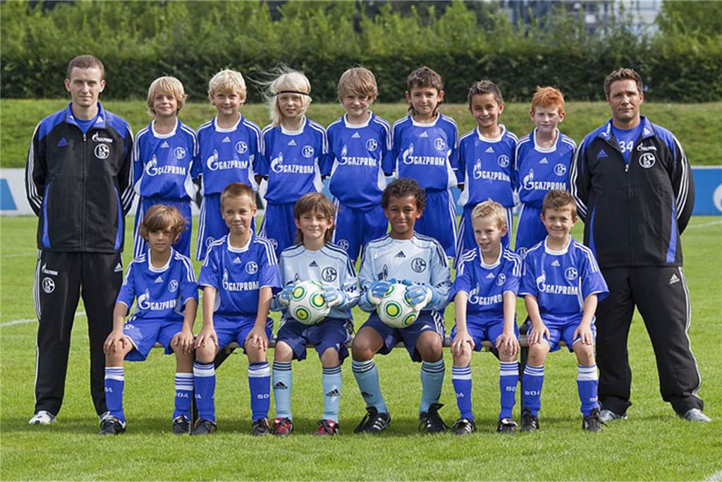 Spvg Schwerin bekommt Neuen mit Schalke-Vergangenheit Als Knirps spielte Noah Hardamek (vorne, 2.v.l.) 2009 beim FC Schalke 04.