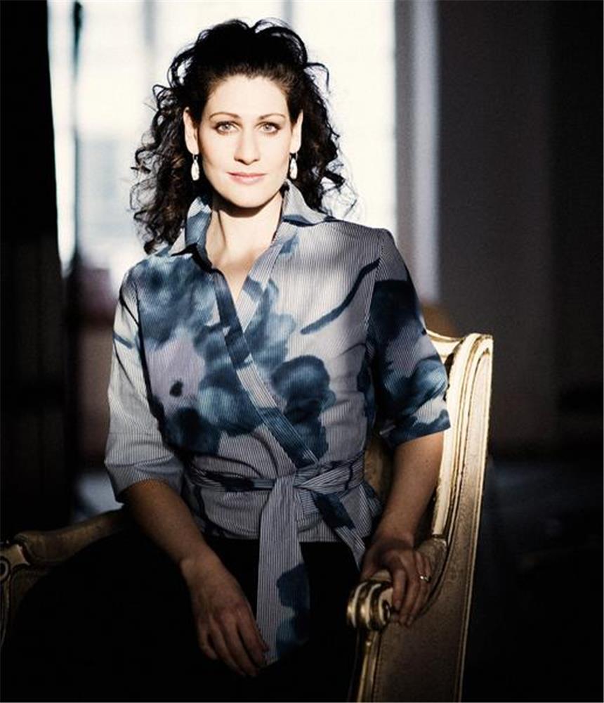 Anja Harteros beeindruckte tief als Liedsängerin Als Liedsängerin präsentierte Sopranistin Anja Harteros in der Philharmonie Essen Glanznummern.