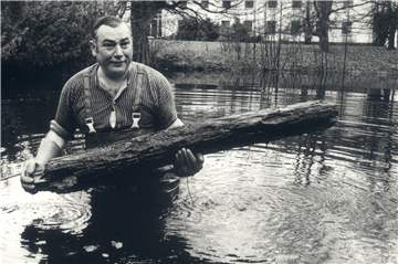 Als Mann der Tat, hemdsärmelig zupackend selbst im kalten Wasser, betrieb Nino Matich 45 Jahre lang Politik für Unna – wie etwa hier, als er den verschlammten Kurparkteich eigenhändig vom Unrat säubert.