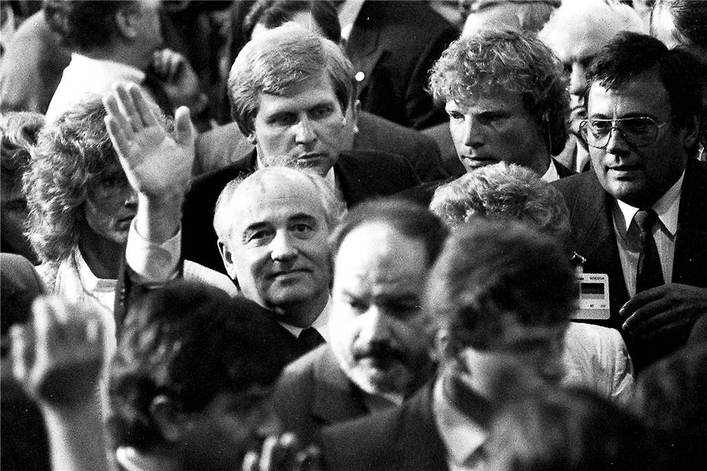 Vor 30 Jahren: Der Tag, an dem Michail Gorbatschow nach Kirchderne kam Als Michail Gorbatschow freundlich winkte hing in der Halle der Conti-Glühe ein Transparent mit der Aufschrift "Die Hoesch-Arbeiter grüßen Generalsekretär Gorbatschow". Das stand dort in deutscher und kyrillischer Schrift.
