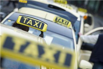 „Als Mobilitätsdienstleister stellen wir uns den Trends. Dazu gehört auch der Taxi-Ruf per App, der bundesweit möglich ist“, sagt der Präsident des Deutschen Taxi- und Mietwagenverbandes. Foto: Ole Spata