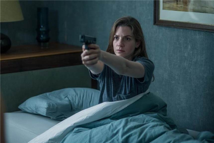 „Aus nächster Distanz“: Kammerspiel um Leben und Tod Als Mossad-Geheimagentin Naomi soll Neta Riskin in einer Hamburger Wohnung eine libanesische Informantin beschützen. Foto: Gordon Timpen/NFP