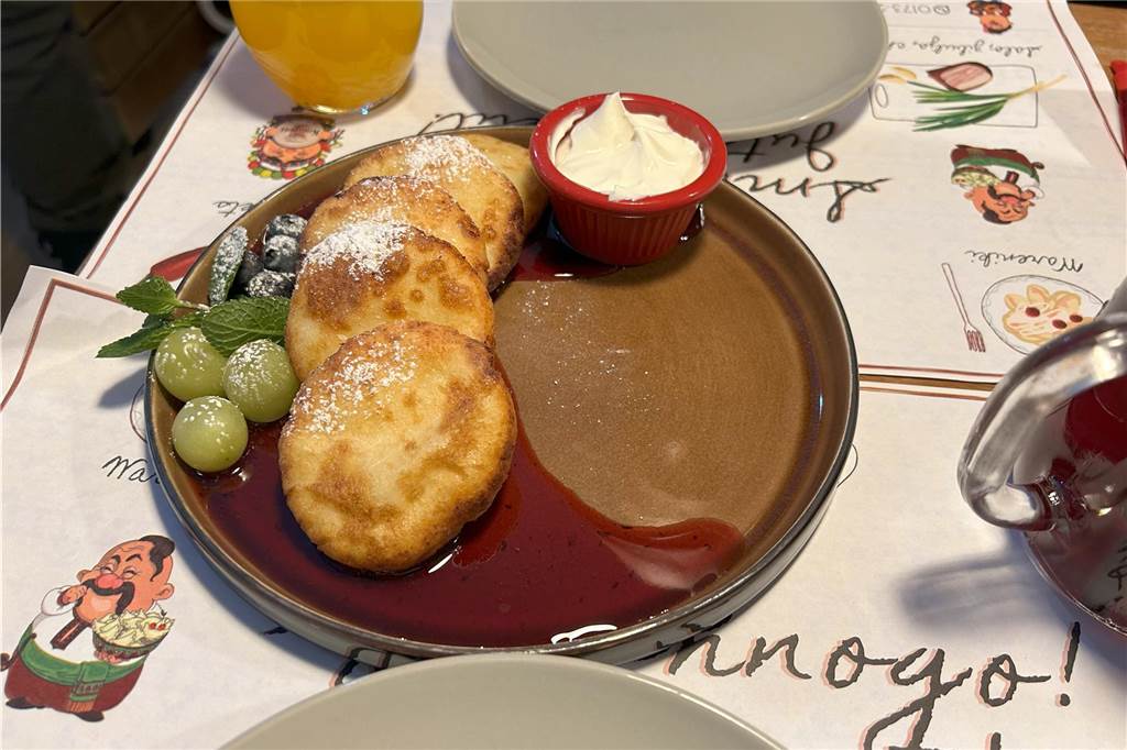 Essen gehen wie in Kiew: Ukrainisches Lokal „Café Kompott“ im Restaurantcheck Sirniki, kleine Quarkpfannkuchen