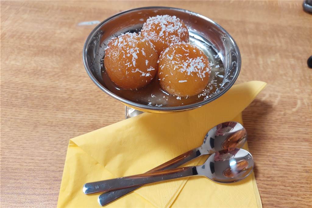 Indische Spezialitäten im Dortmunder Westen: So schmeckt das „Masala Project“ Als Nachspeise gibt's "Gulab Jamun", in Rosensirup getränkte Quarkbällchen.