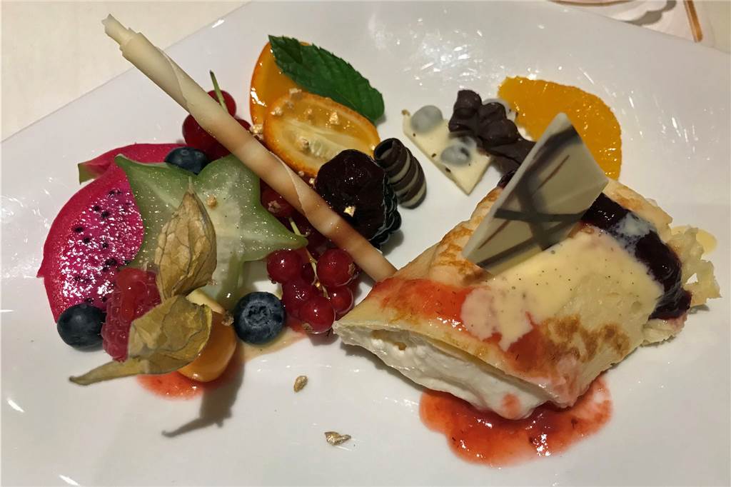 Als Nachtisch teilten wir uns einen gefüllten Crepes mit reichlich Obst. Schön: wir bekamen die eine Portion verteilt auf zwei Tellern serviert.