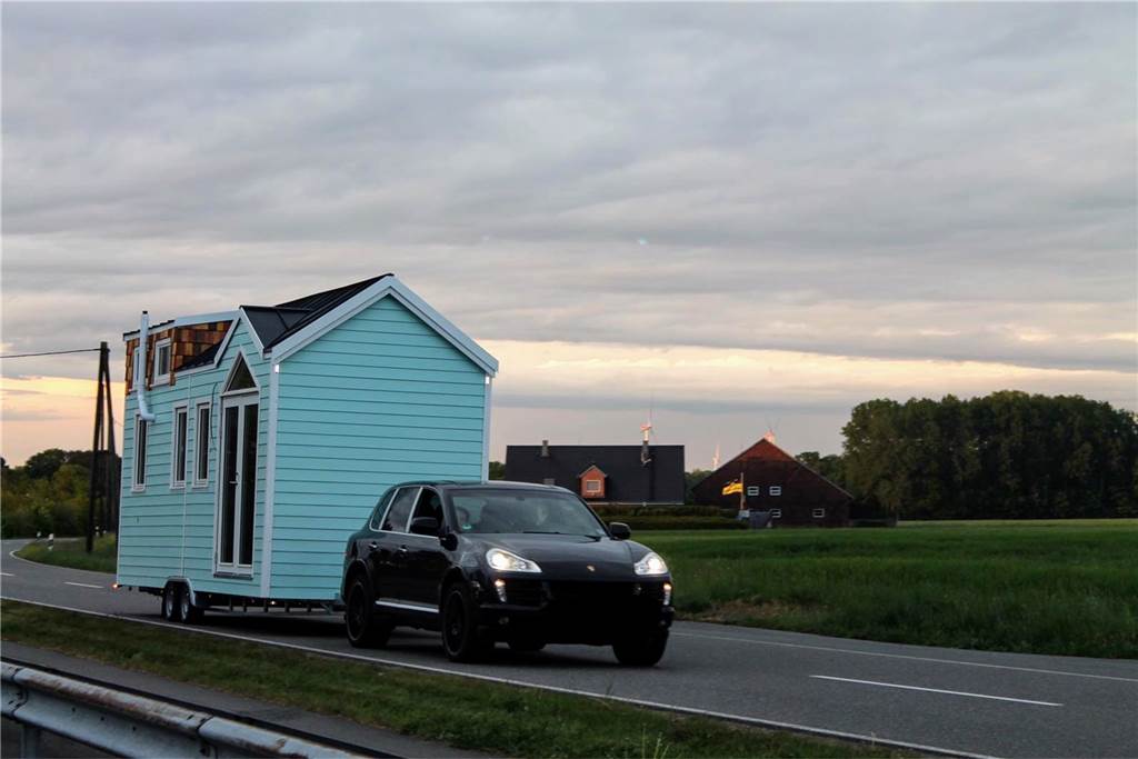 Als Pkw-Anhänger ging Kathi Wilmers Tiny House im Frühjahr auf die Reise von der Holzwerkstatt in Bad Bentheim zu seinem Bestimmungsort in Stadtlohns Umgebung. Und das Haus bleibt mobil - falls die Hausherrin noch einmal umziehen möchte.