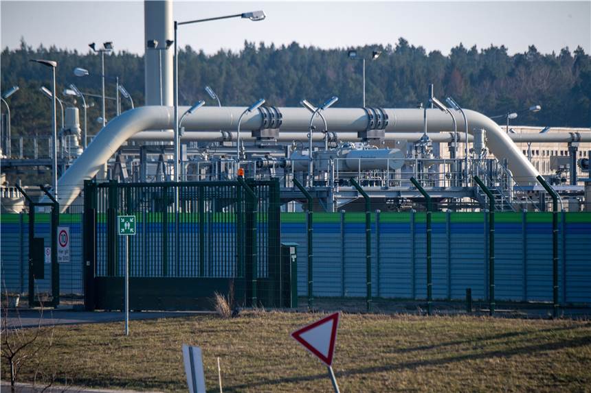 Als Reaktion auf das russische Vorgehen in der Ukraine hat Bundeskanzler Olaf Scholz (SPD) die Inbetriebnahme der Ostsee-Gaspipeline Nord Stream 2 vorerst auf Eis gelegt.