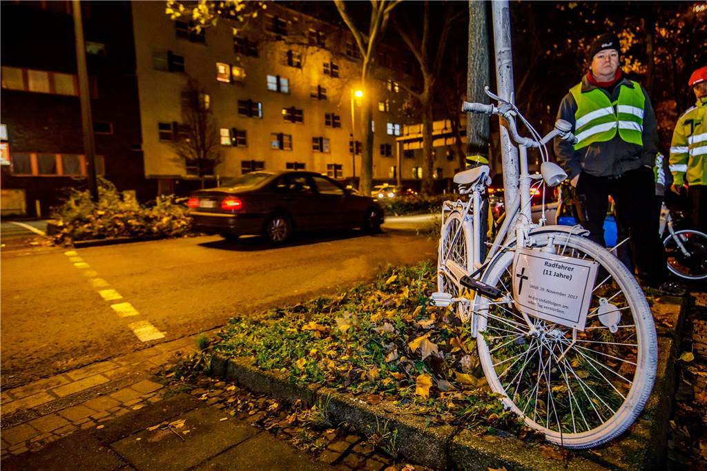 Als Reaktion auf den tragischen, tödlichen Unfall stellten Dortmunder Radfahrer Anfang Dezember ein „Ghost Bike“ (Geisterfahrrad) an der Stelle auf, an der ein Lastwagen den 11-jährigen Jungen erfasst hatte.