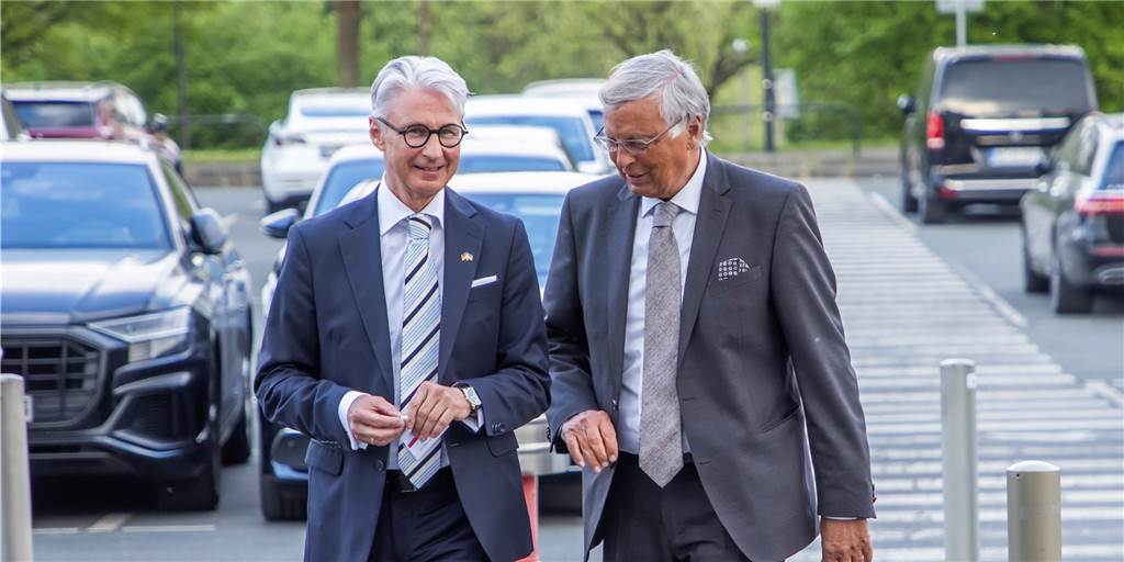 Reinoldimahl: Absage von Botschafter Melnyk und Klartext von Wolfgang Bosbach Als Richtemann der Reinoldigilde zu Dortmund begrüßte Christoph Schubert (l.) vor dem Goldsaal Wolfgang Bosbach. Der CDU-Politiker war als Hauptredner während des Friedensmahls eingeladen.