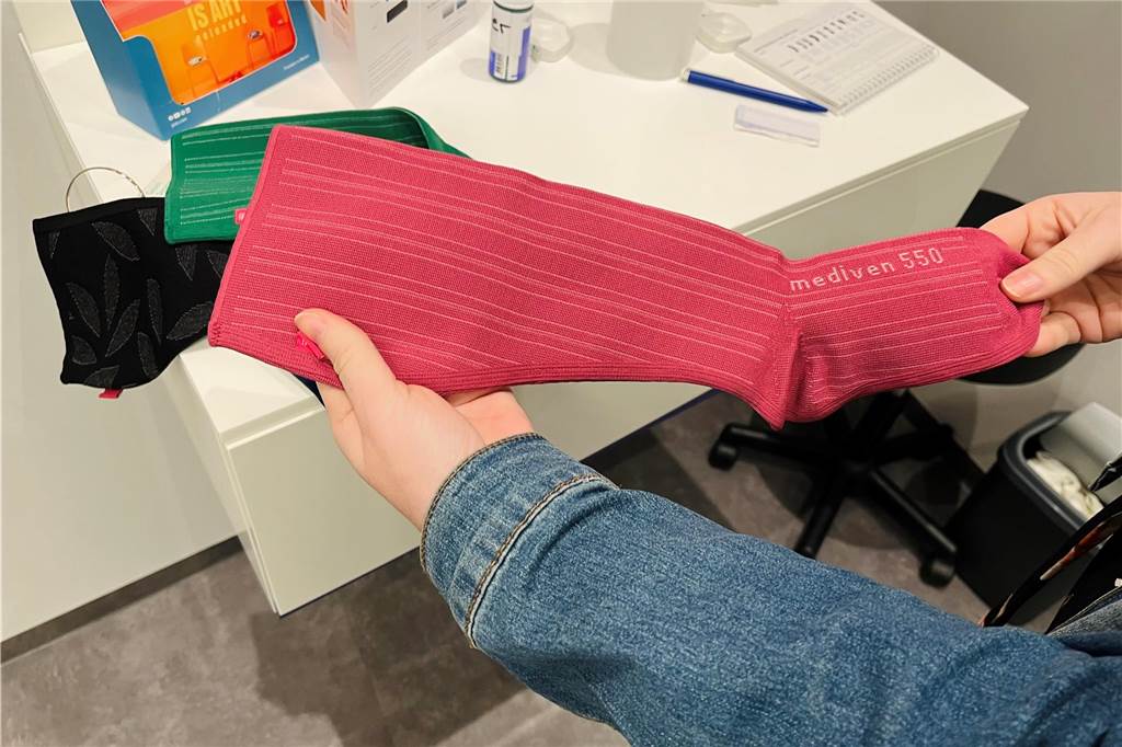 Nina Uhlenbrock kämpft gegen Lipödem-Vorurteile: „Nicht nur dicke Frauen“ Nina Uhlenbrock hält einen Kompressionsstrumpf in der Hand.