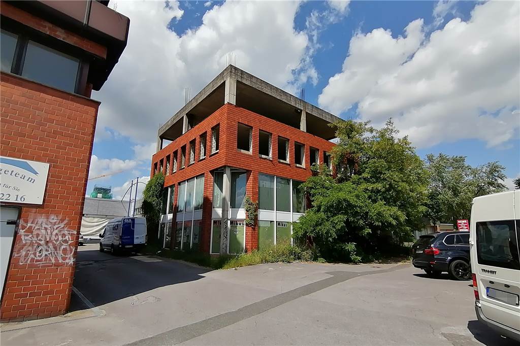 Als Schandfleck im Ortskern gilt die Bauruine. Nachdem der Eigentümer Anfang der 90er Jahre den dritten Turm ohne Genehmigung für eine höhere Geschosszahl errichtet hatte, verfügte die Stadt Dortmund einen Baustopp.