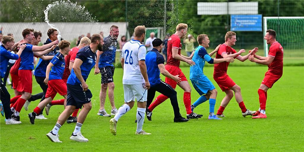 „Haben verdutzt geguckt“: Flaesheimer mit kuriosem Aufstiegs-„Diebstahl“ bei Hochlar Als Schluss war, wurde ordentlich gefeiert: Die Flaesheimer bejubeln den Aufstieg in die Bezirksliga.