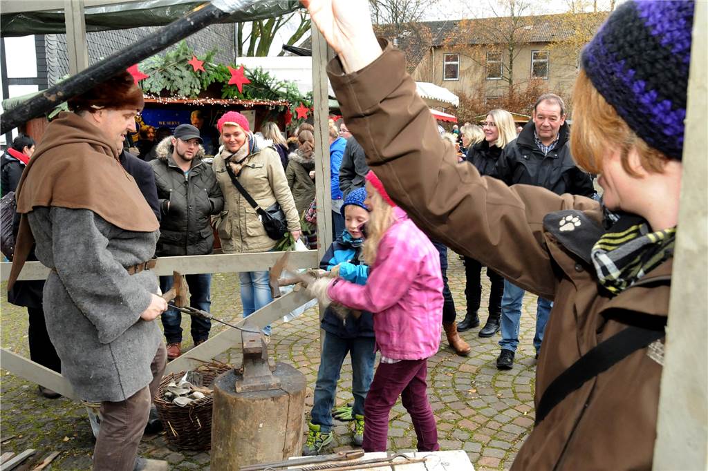 Großbrand vernichtet Requisiten: Historische Spiele im Elsebad in Gefahr Als Schmied ist Olaf Fabian-Knöpges (l.) nicht nur beim historischen Spiel im Elsebad, sondern auch beim Weihnachtsmarkt „Bürger für Bürger" bekannt.