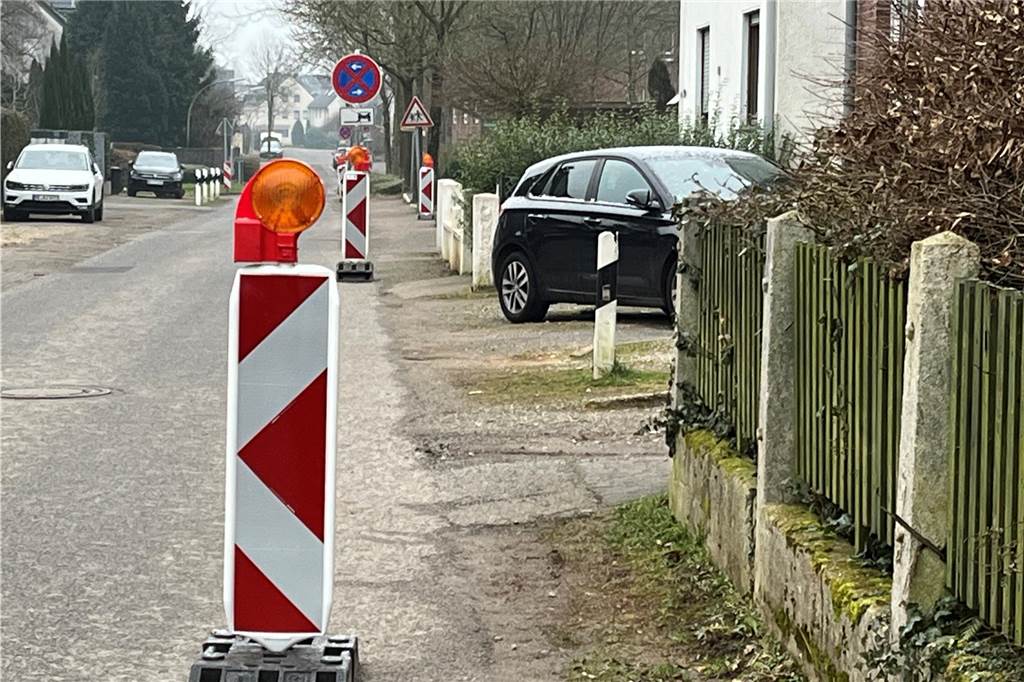 Schweres Gerät für neue Pestalozzi-Kita angerückt Als Schulweg nutzen viele Kinder die Overbergstraße, wo die Stadt Halteverbotsschilder und Warnbaken aufgestellt hat.
