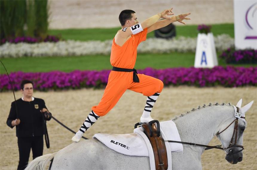 Voltigierer bereichern den Signal Iduna Cup Als Shaolin-Mönch gewann Jannis Drewell im vergangenen Jahr in Aachen die Europameisterschaft.