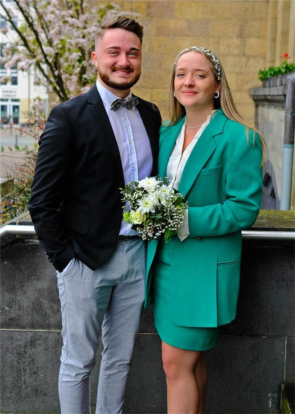 Die Eheleute Jill Klecha und Pascal Klapper stehen im Eingangsbereich des Rathauses in Recklinghausen