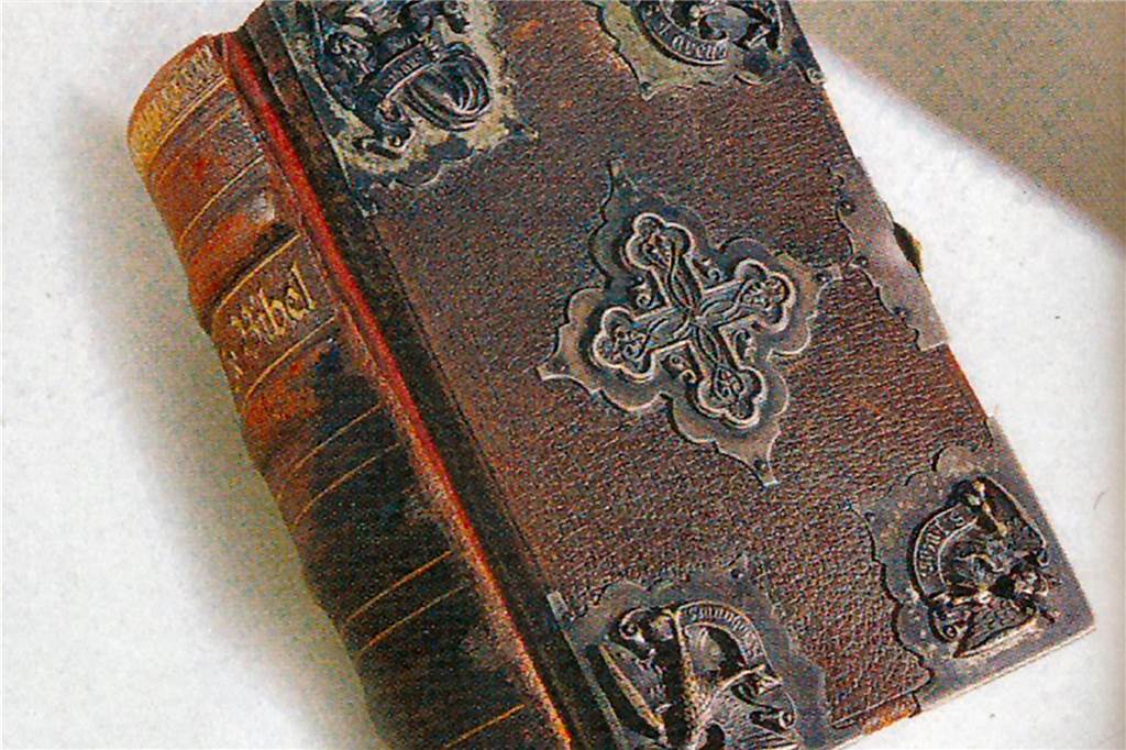 Mit Unterstützung der Kaiserin: So entwickelte sich die evangelische Gemeinde Diese von Kaiserin Auguste gestiftete Bibel ist noch heute in Gebrauch.