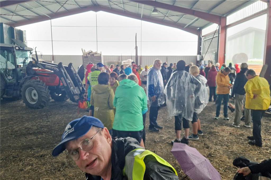 Als Sonntagnachmittag eine Unwetter-Warnung auflief, suchten die Pilger in der Nähe von Drechen Schutz in einer Scheune.