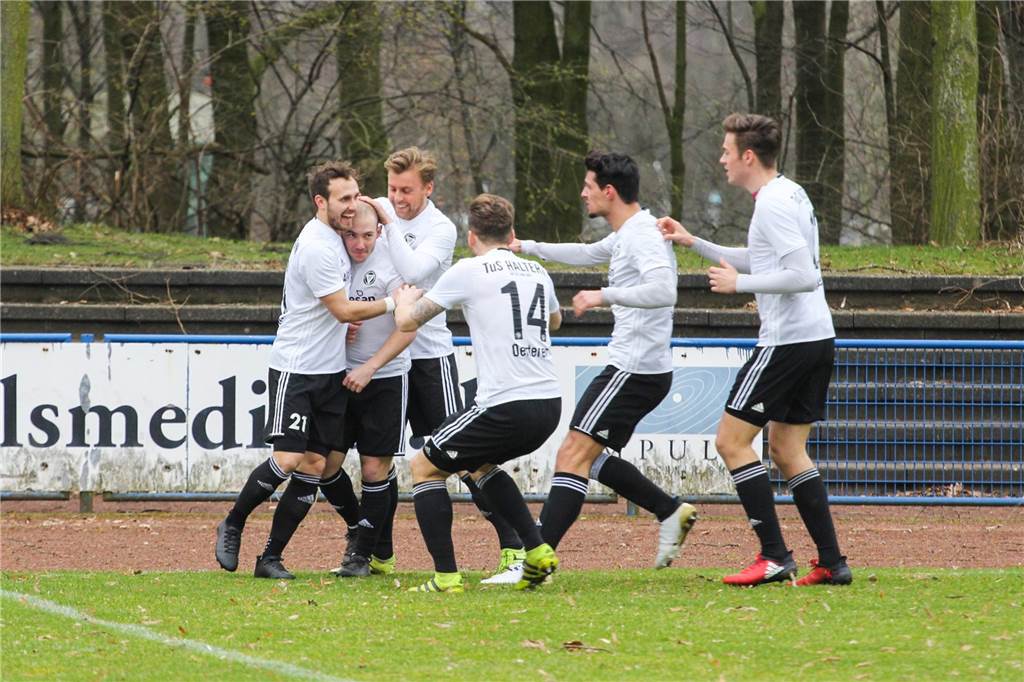 Als Spieler war Timo Ostdorf (2.v.l.) zum TuS Haltern am See gekommen, als Trainer mit Oberliga- und Westfalenliga-Erfahrung hat er den Verein im Oktober verlassen.