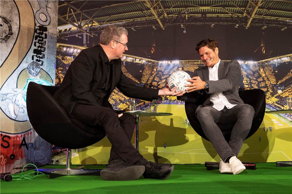 Neuer Marketing-Chef Klaverkamp baut auf Netzwerke Als Sportchef der Ruhr Nachrichten erlebt Sascha Klaverkamp die Größen des Sportes hautnah. Hier bei einem Interview mit BVB-Cheftrainer Edin Terzic.