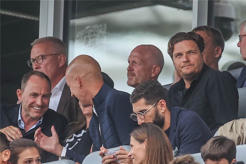 Terzic macht‘s nochmal: Über allen Entwicklungsschritten steht der BVB-Erfolg Als Technischer Direktor zog sich Edin Terzic (r.) in seiner neuen Rolle komplett aus dem BVB-Tagesgeschäft zurück.