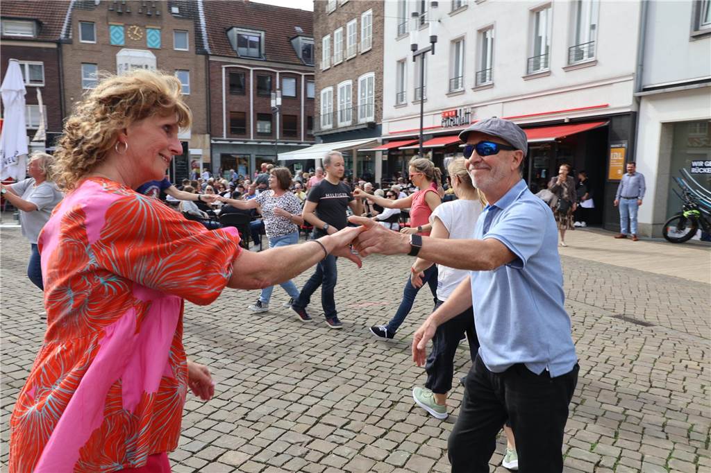 Dorsten is(s)t mobil: Perfekte Bedingungen sorgten für volle Innenstadt Als Teil einer weltweit zeitgleich stattfindenden Aktion überraschte die Rueda-Gruppe des TSZ Royal Wulfen Punkt mit einem Rueda-Flashmob auf dem Dorstener Marktplatz.