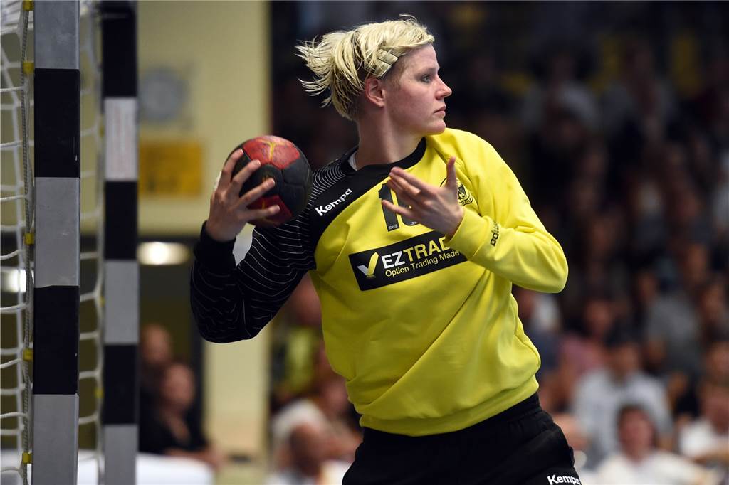 BVB-Analystin bei Handball-EM gefordert: Star-Trainerin muss schwierige Situation meistern Als Torhüterin bestritt Clara Woltering 222 Länderspiele für den DHB.