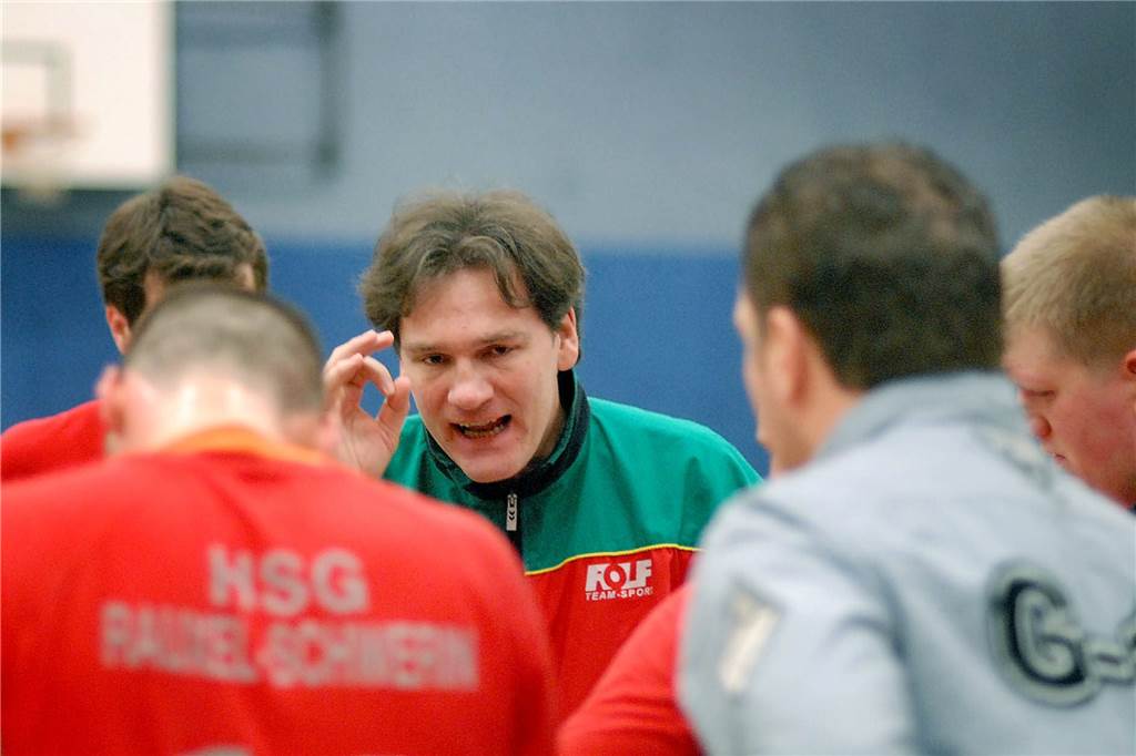 Stephan Pade wurde von einem ehemaligen Nationalspieler für den Handball entdeckt Als Trainer der HSG Rauxel-Schwerin von 1998 bis 2007 pflegte Stephan Pade eine deutliche Ansprache an seine Spieler.