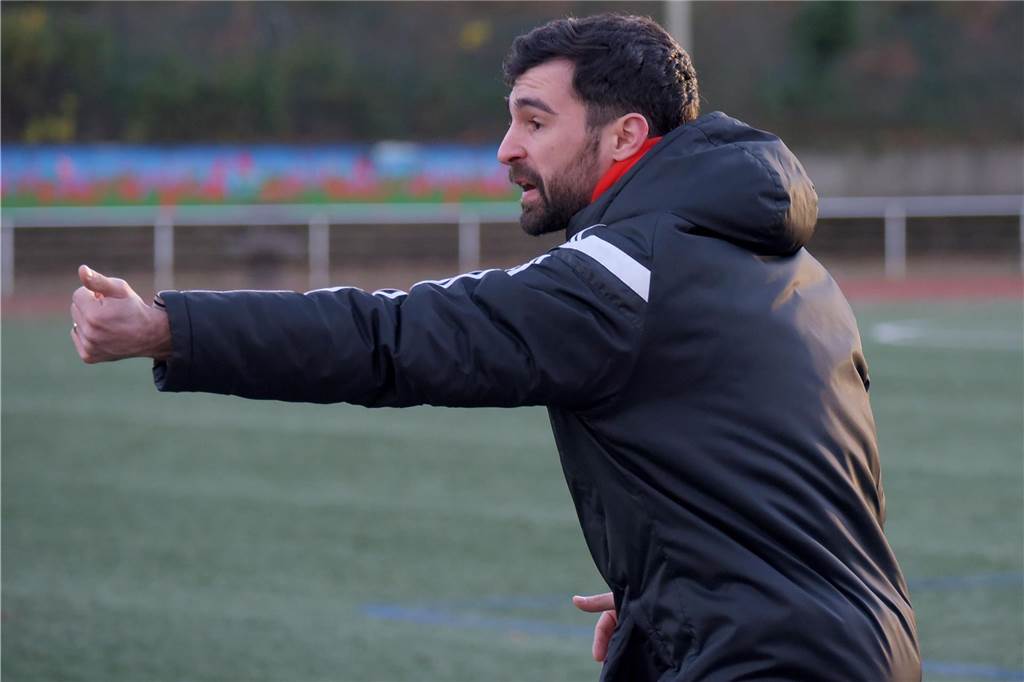 Ein Trainer der SG Eintracht Ergste am Spielfeldrand.