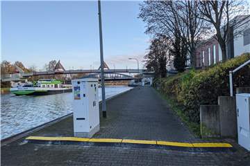 Als Übergangslösung können die Kanalschiffer an der Anlegestelle Dorsten ihren Strom über den Verteilerkasten (rechts) Höhe der Mercaden beziehen.