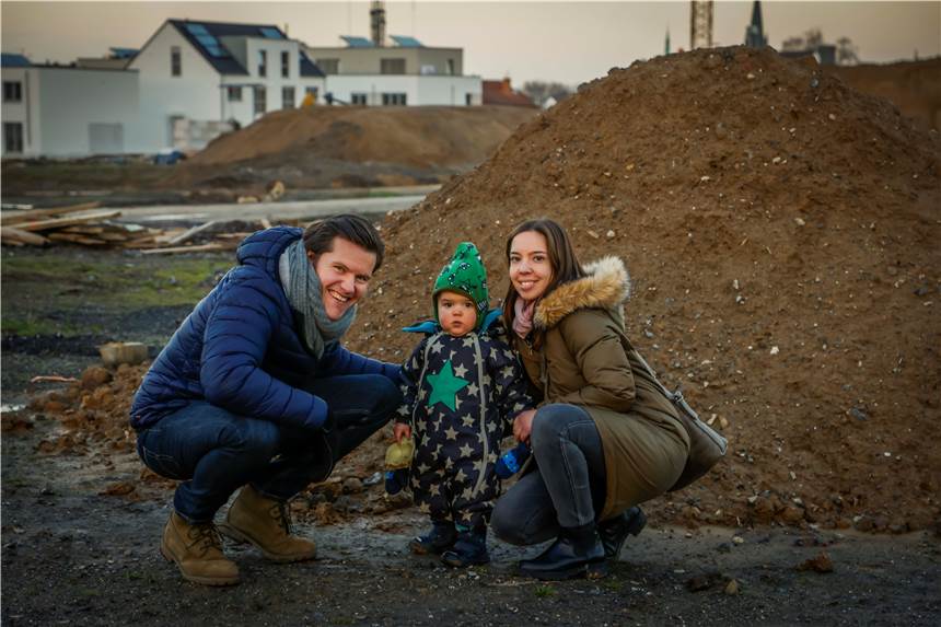 Veronika (30) und Matti (36): Freude über vorgezogenen Baustart Als Ur-Dortmunder wagen Veronika und Matti Ostwinkel mit Sohn Paul den Sprung über die Stadtgrenze: Sie bauen im Westen Holzwickedes, immerhin ganz nah dran an der alten Heimat.