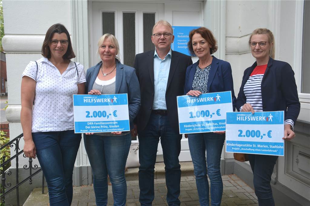 Lensing Media Hilfswerk unterstützt lokale Bildungsprojekte Als Vertreter des Lensing Media Hilfswerks übergab Redaktionsleiter Bernd Schlusemann 2019 drei Förderschecks.